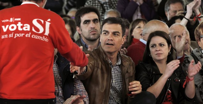 El candidato a la Secretaría General del PSOE Pedro Sánchez acompañado de la diputada asturiana Adriana Lastra, en un acto político en Gijón. EFE/Alberto Morante