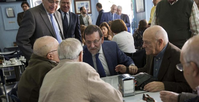 Rajoy con unos pensionistas, en un acto de campaña.EFE