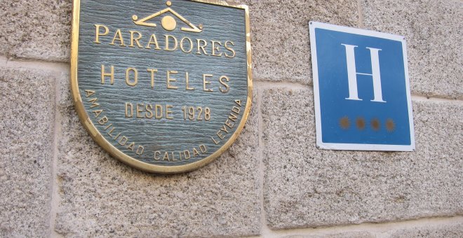 Emblema de Paradores a la entrada de uno de sus establecimientos. E.P.