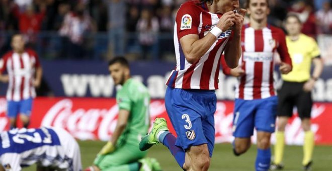El defensa brasileño del Atlético de Madrid, Filipe Luis, celebra el gol anotado ante la Real Sociedad. - EFE