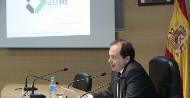El director del Departamento de Gestión de la Agencia Tributaria, Rufino de la Rosa, durante la presentación en Madrid de la Campaña del IRPF 2016. EFE/Manuel Carretero