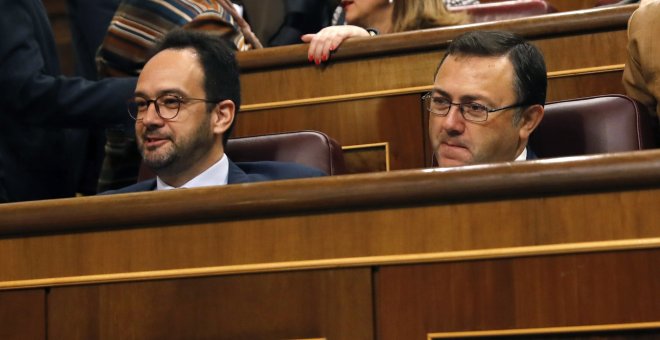 El portavoz del PSOE, Antonio Hernando (i), y el diputado socialista Miguel Ángel Heredia (d), durante la sesión de control al Gobierno en el Congreso de los Diputados. EFE/Ballesteros