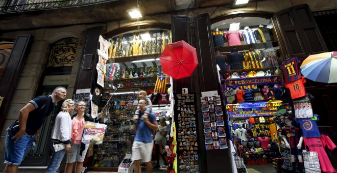 Un grupo de turistas extranjeros se fotografían en el Barrio Gótico de Barcelona.REUTERS
