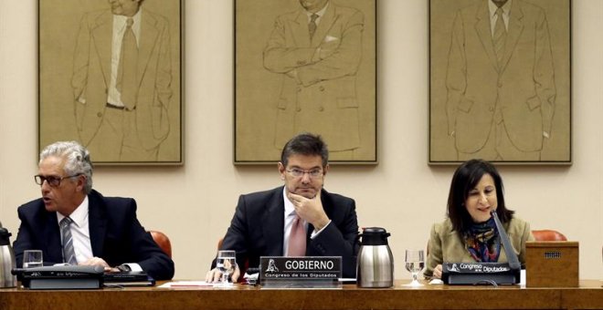 El ministro de Justicia, Rafael Catalá (c), junto a los diputados Pablo Matos (i), del PP, y Margarita Robles, del PSOE / EFE