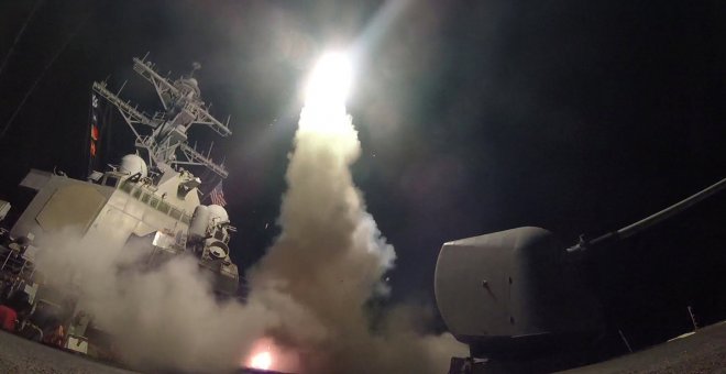 Un navío de EEUU lanza uno de los misiles contra una base militar siria. /REUTERS