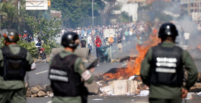 Militares venezolanos se enfrentan a ciudadanos que protestan en Caracas. /REUTERS