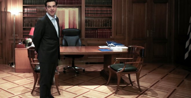 El primer ministro griego, Alexis Tsipra, en su despacho, a la espera de reunirse con el ministro de Exteriores británico, Boris Johnson. REUTERS/Alkis Konstantinidis