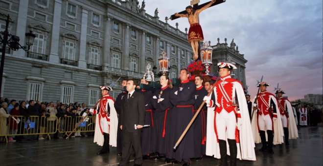 Una de las procesiones de Madrid a su paso por el Palacio Real.
