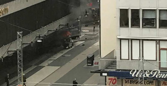 Image de la calle donde se ha producido el atropello y en la que se puede ver lo que pàrece un camión empotrado contra un edificio. | REUTERS