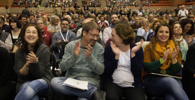 La alcaldesa de Barcelona, Ada Colau, y el portavoz de En Comú Podem, Xavier Doménech, en el pabellón del Val Hebrón, en la asamblea fundacional de su nuevo partido. EFE/Marta Pérez