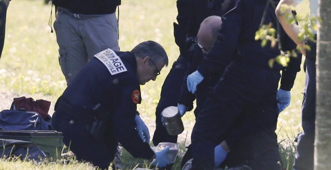 Agentes de la Policía francesa examinan uno de los zulos con armamento y munición de ETA cuya ubicación ha publicado este 8 abril, en el llamado Día del Desarme. REUTERS/Regis Duvignau