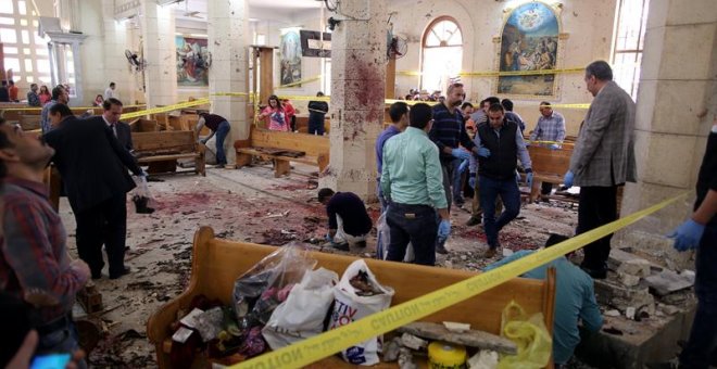 Un agente de seguridad investiga el lugar de los hechos en la iglesia copta de Tanta, Egipto. EFE/EPA/Khaled Elfiq