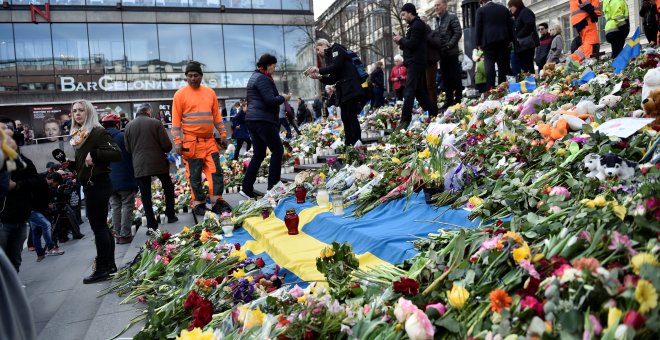 Los ciudadanos depositan flores en la céntrica plaza de Serge, en Estocolmo, en recuerdo de las víctimas del ataque terrorista del viernes. REUTERS