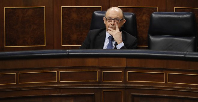 El ministro de Hacienda, Cristóbal Montoro, durante la sesión de control al Gobierno en el Congreso de los Diputados. EFE/Ballesteros