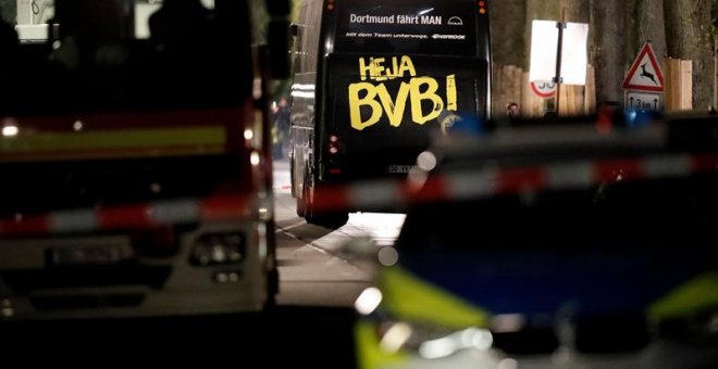 El autobús del Borussia Dortmund es visto en una calle hoy. /EFE