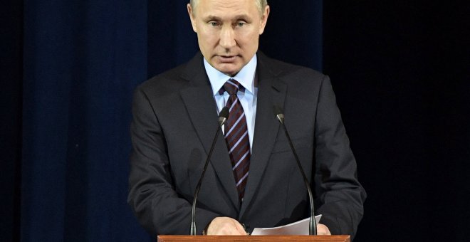 El presidente ruso, Vladímir Putin, pronuncia su discurso durante una gala con motivo del Día de la Cosmonáutica en el Kremlin en Moscú, Rusia. EFE