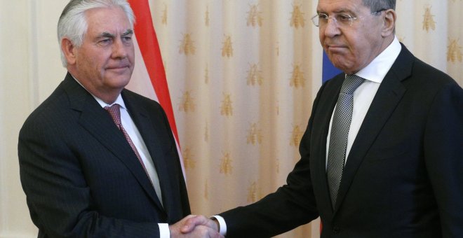 El ministro de Asuntos Exteriores ruso, Serguéi Lavrov (d), estrecha la mano del secretario de Estado de EEUU, Rex Tillerson, a su llegada para su reunión en el Ministerio de Asuntos Exteriores en Moscú (Rusia).  EFE