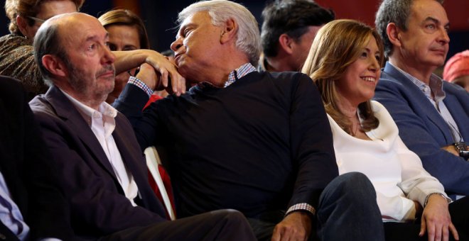 Felipe González le besa la mano a un militante durante la presentación de la candidatura de Susana Díaz para liderar el PSOE. REUTERS