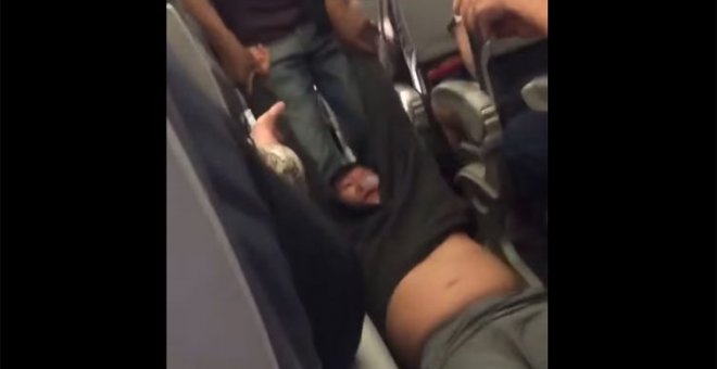 Momento en el que David Dao es sacado a la fuerza del avión de United Airlines.