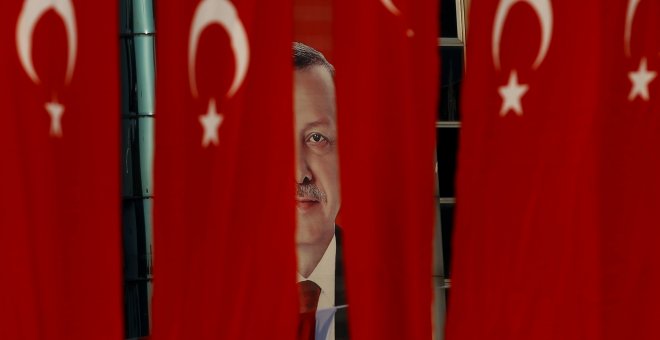 Una imagen de Recep Tayyip Erdogan entre banderas de Turquía. - REUTERS