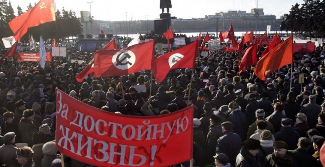 Miles de personas se concentran junto a la estatua de Lenin en la estación Finlandia de San Petersburgo. - AFP