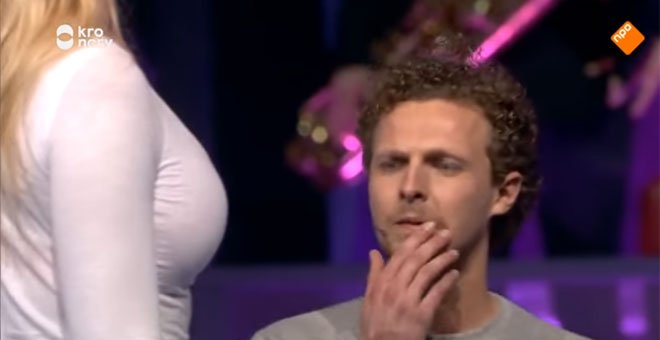 Uno de los momentos del concurso de la televisión pública holandesa en que los participantes deben adivinar si los pechos de una mujer son operados.