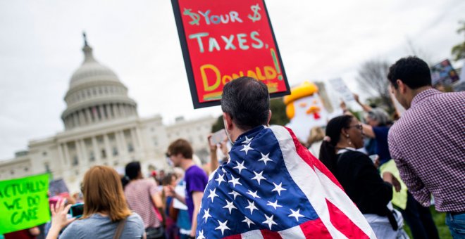 Miles de manifestantes piden a Trump que publique sus declaraciones de impuestos en Washington. EFE