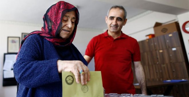 Una mujer deposita su voto al referéndum constitucional en Estambul. EFE/Sedat Suna