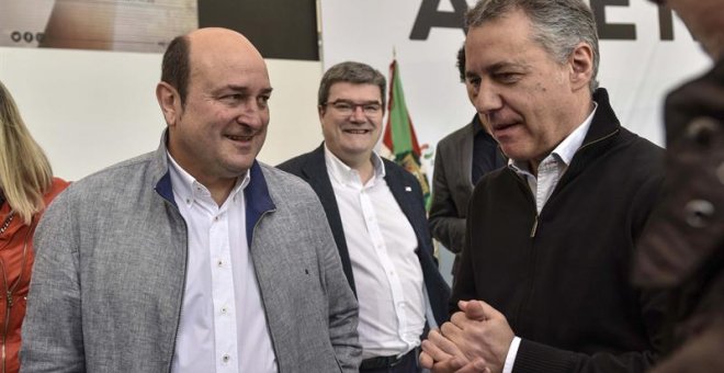 El lehendakari vasco, Iñigo Urkullu conversa con el presidente del Partido Nacionalista Vasco, Andoni Ortuzar, durante la celebración del Aberri Eguna. EFE/Miguel Toña