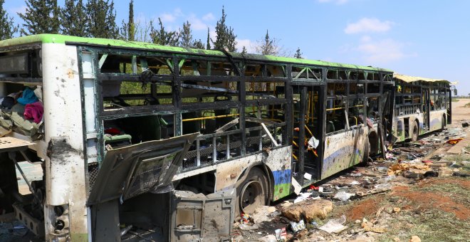 Autobús destruido por el ataque suicida en Alepo. REUTERS/Ammar Abdullah