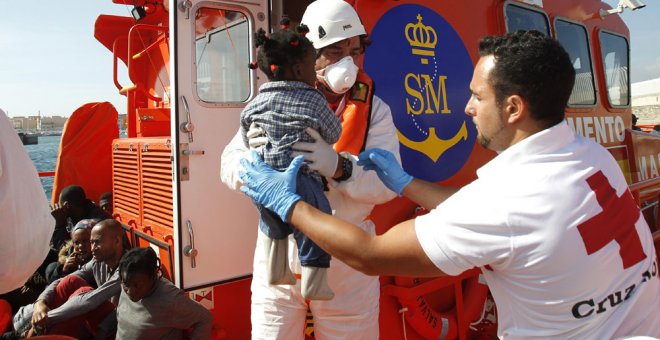 Llegada al puerto de Tarifa (Cádiz), de los 41 inmigrantes, entre ellos un bebé, que han sido recatados por Salvamento Marítimo de una patera en el Estrecho de Gibraltar este fin de semana. EFE