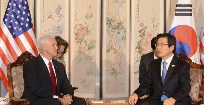 El vicepresidente de los Estados Unidos, Mike Pence (i), se reúne con el presidente en funciones surcoreano, Hwang Kyo-ahn. | EFE