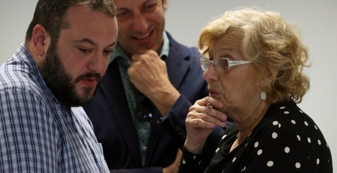 La alcaldesa de Madrid, Manuela Carmena, conversa con el concejal de Ahora Madrid, Guillermo Zapata, antes del inicio de la comisión municipal de Cultura y Deportes. EFE/Zipi