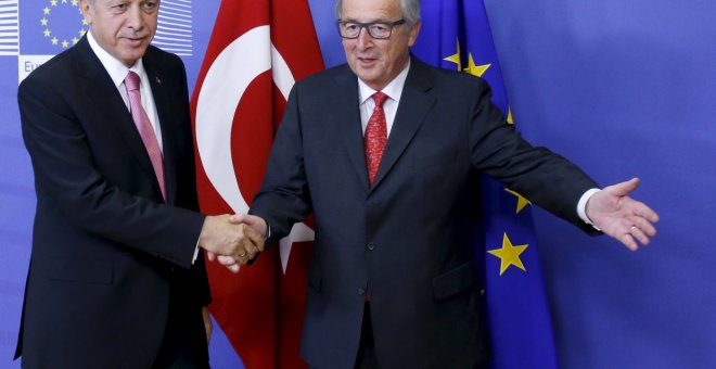 Recep Tayyip Erdogan junto a Claude Juncker en la Comisión europea por la gestión de los refugiados.