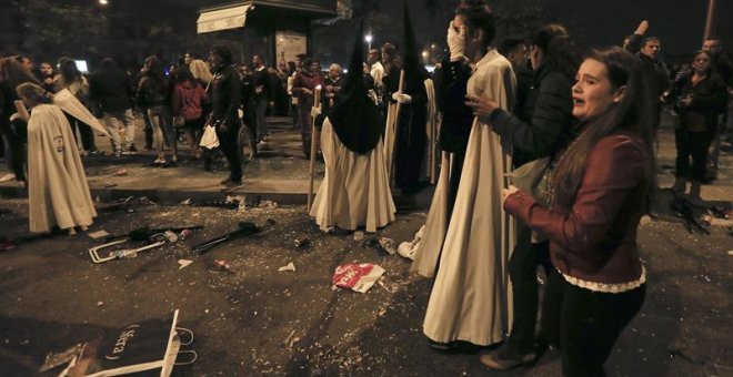 Nazarenos de La Esperanza de Triana visiblemente afectados tras los incidentes en la Madrugá de Sevilla. EFE/José Manuel Vidal