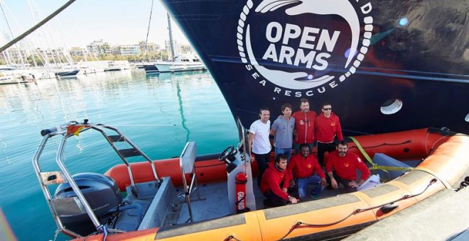 Foto de familia de la ONG catalana que ha rescatado a cientos de refugiados que naufragaban en el Mediterráneo, Proactiva Open Arms, durante la presentación en Barcelona en febrero pasado de su nuevo barco, el Golfo Azzurro, un antiguo pesquero italiano r