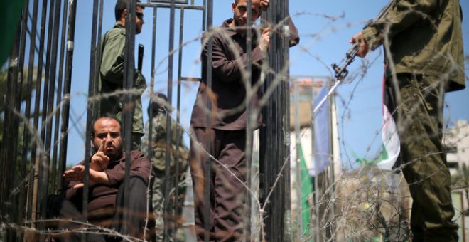 Manifestantes se disfrazan de presos palestinos y soldados israelíes durante protestas el 17 de abril de 2017 en la ciudad de Gaza en apoyo a la huelga de hambre de los prisineros palestinos encarcelados en Israel / REUTERS (Mohammed Salem)