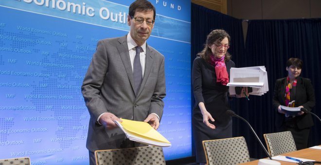 El economista jefe del Fondo Monetario Internacional (FMI), Maurice Obstfeld (i), y la jefa de estudios del Departamento de Investigación del FMI, Oya Celasun (d), a su llegada a la presentación del 'World Economic Outlook' en la sede del FMI en Washingto