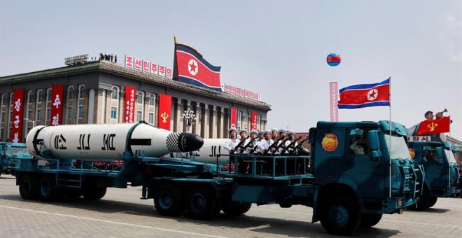 Un vehículo militar con dos misiles a bordo participa en un desfile por la festividad del Día del Sol en la plaza Kim Il Sung. /EFE