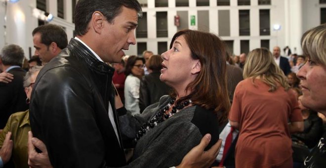 Pedro Sánchez saluda a Francina Armengol en el homenaje a Chacón este miércoles. EFE/Toni Albir