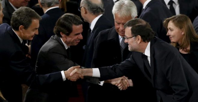 Rodríguez Zapatero, Aznar, González y Rajoy, junto a su esposa, en el funeral de Suárez. (Efe)