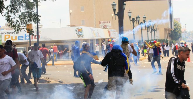 Los partidarios de la oposición chocan con las fuerzas de seguridad durante las protestas contra el  presidente izquierdista Nicolás Maduro en Maracaibo, Venezuela. REUTERS / Isaac Urrutia