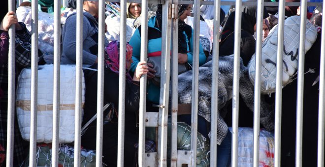 Imagen de archivo de porteadoras esperando a cruzar la valla en la frontera sur / REUTERS