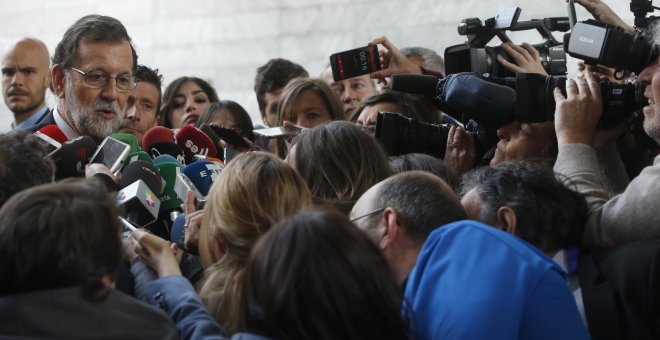 El presidente del Gobierno, Mariano Rajoy, atiende a los medios a su llegada al acto de clausura de la Asamblea General de la CEOE. EFE/Javier Lizón