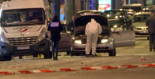 Los investigadores inspeccionan el coche del atacante de los Campos Elíseos, abatido a tiros por la Policía tras asesinar a dos agentes. REUTERS/Reuters Tv