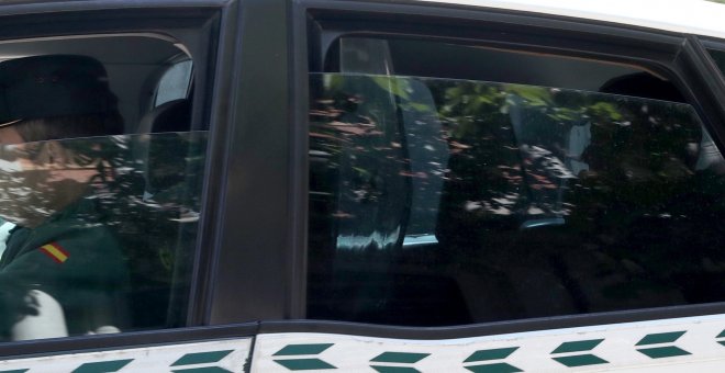 El expresidente de la Comunidad de Madrid, Ignacio González, a su llegada a la Audiencia Nacional, en el coche policial en el que ha sido trasladado desde la Comandancia de la Guardia Civil de Tres Cantos, para declarar en la operación Lezo que investiga