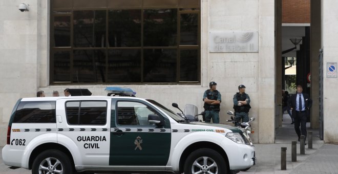 Agentes de la Guardia Civil ante la sede de Canal de Isabel II, en la operación que están llevando a cabo agentes de la Unidad Central Operativa (UCO). EFE/Emilio Naranjo