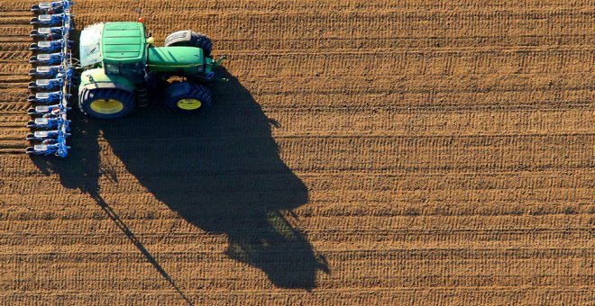 Un tractor en un campo de cultivo francés. AFP