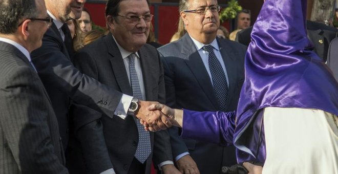 Los ministros de Justicia, Rafael Catalá (segundo por la izquierda), y de Interior, Juan Ignacio Zoido (segundo por la derecha), - EFE