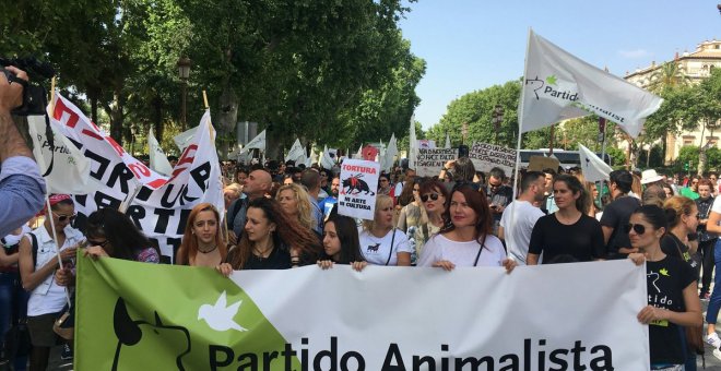 Manifestantes animalistas en Sevilla./ Twitter PACMA